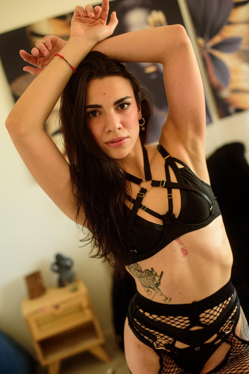 18P La sexy Madison Light exhibe son gros cul en portant de la lingerie noire et des résilles.