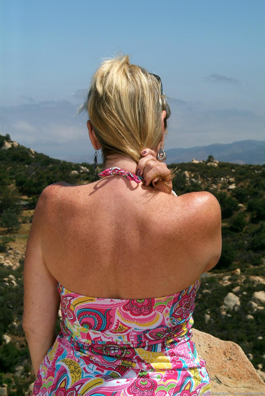 20P Amateur-MILF Tina zieht sich im Freien aus und zeigt ihren großen Arsch und ihre haarige Fotze