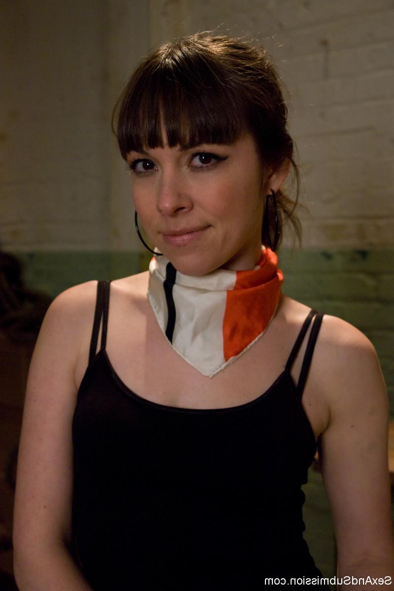 20P La petite rousse Lilla Katt se fait sucer les seins et lécher la chatte en bondage.