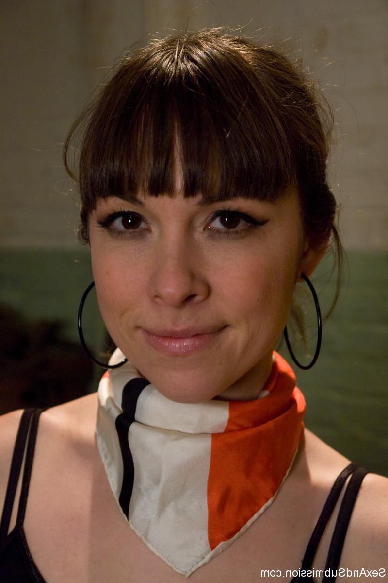 20P La petite rousse Lilla Katt se fait sucer les seins et lécher la chatte en bondage.