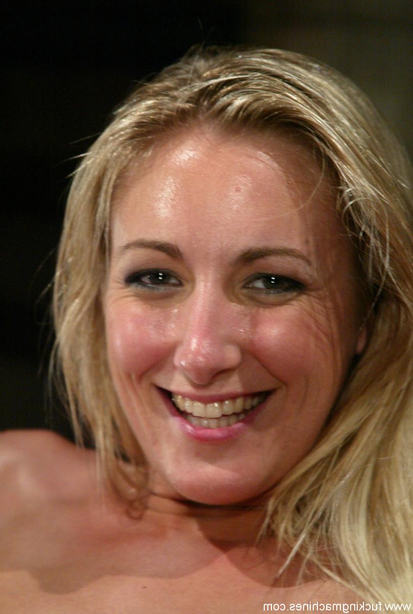 20P La rubia cachonda Angel Long juega con su clítoris mientras monta un consolador mecánico