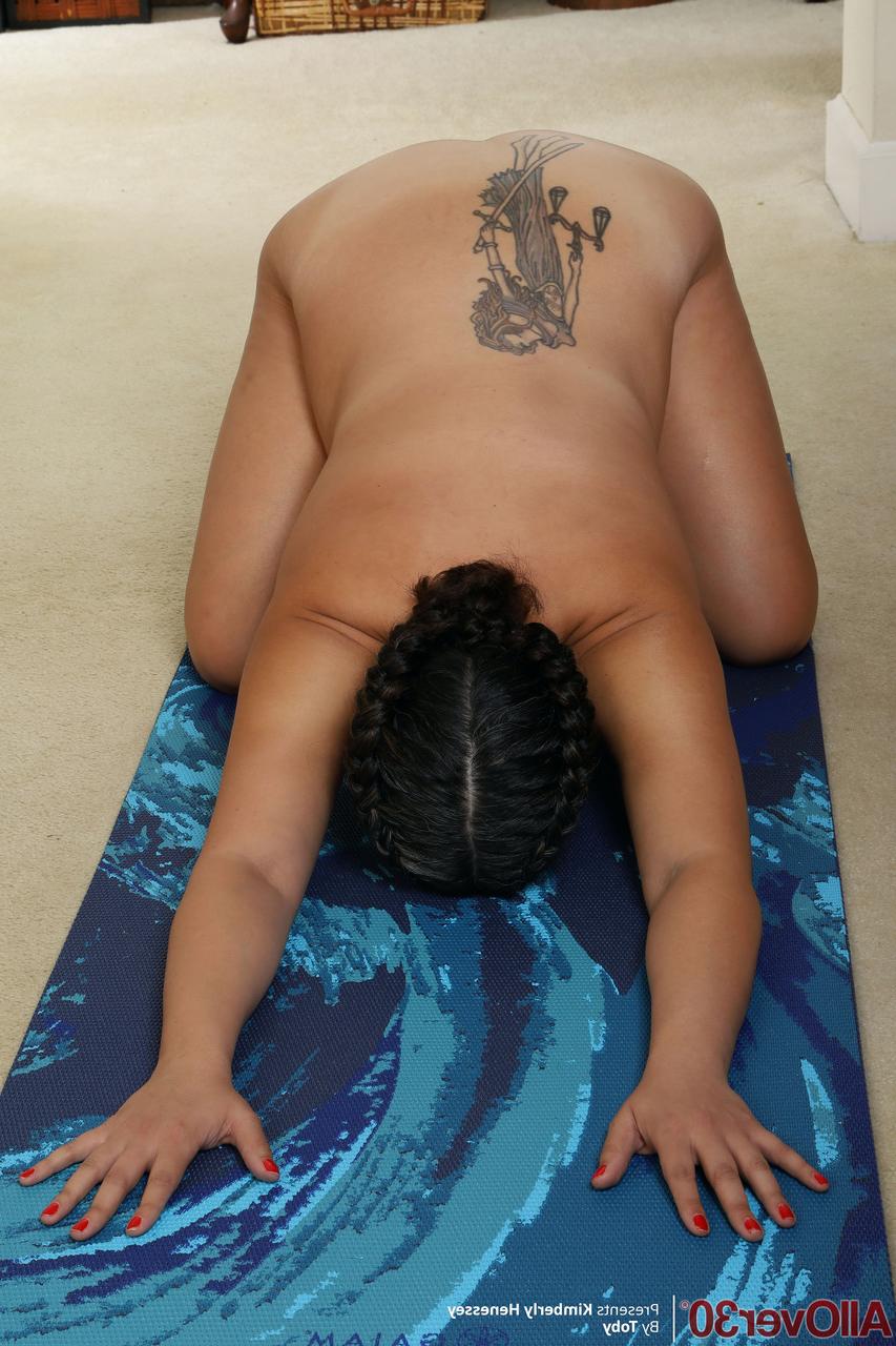 20P Fatty Kimberly Henessey revela seus seios flácidos e bunda gorda enquanto faz ioga