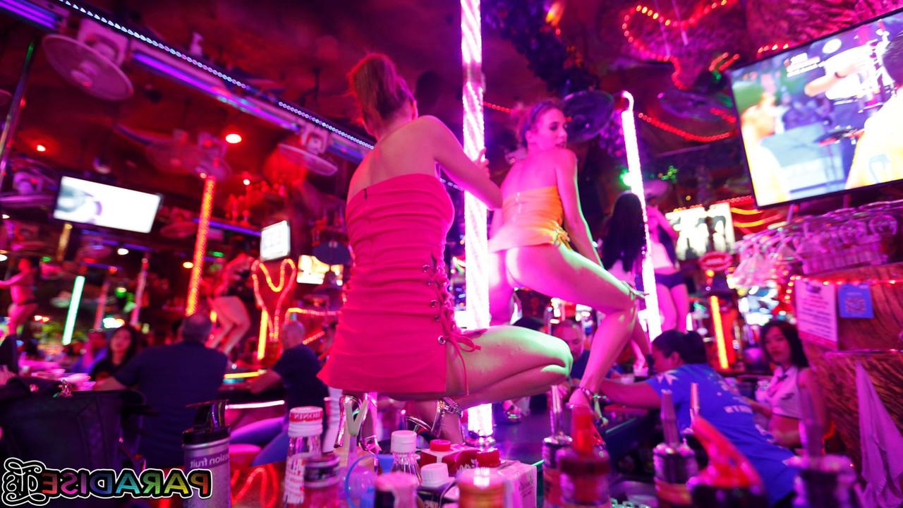 12P As stripper Kitty Fox e Nikky Fox fazem um show antes de um boquete duplo