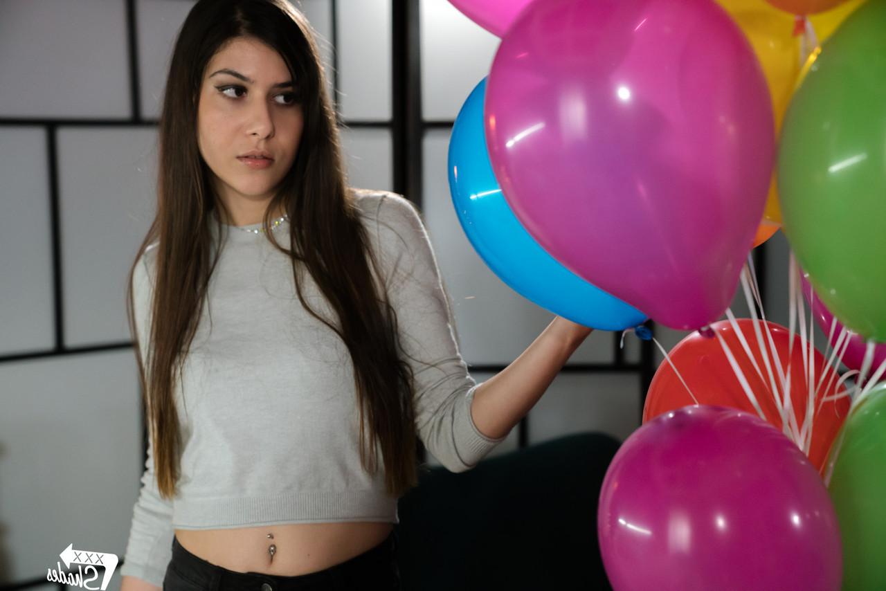 15P La jeune brune Anya Krey suce et baise son petit ami au milieu de beaucoup de ballons.