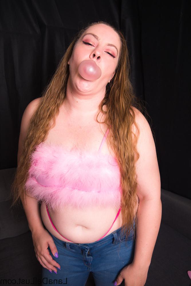 15P Ponytailed babe Lana Del Lust shows off her big booty & her juicy tits