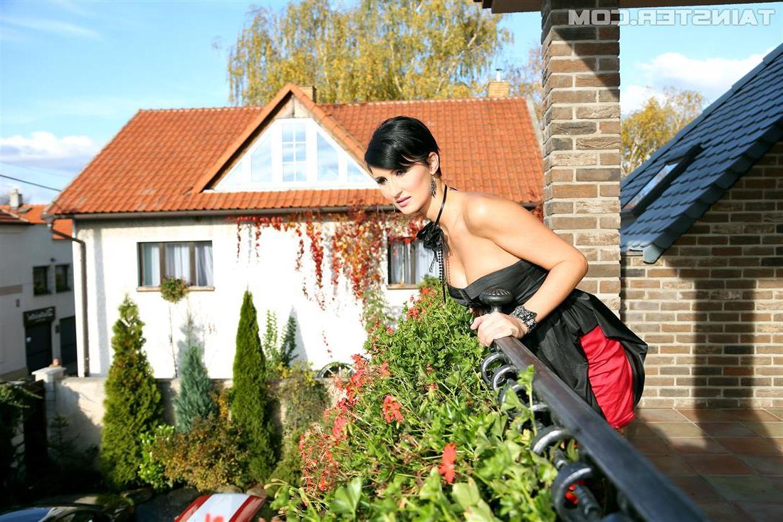 15P Clothed ladies get involved in kinky watersports sex with a male friend