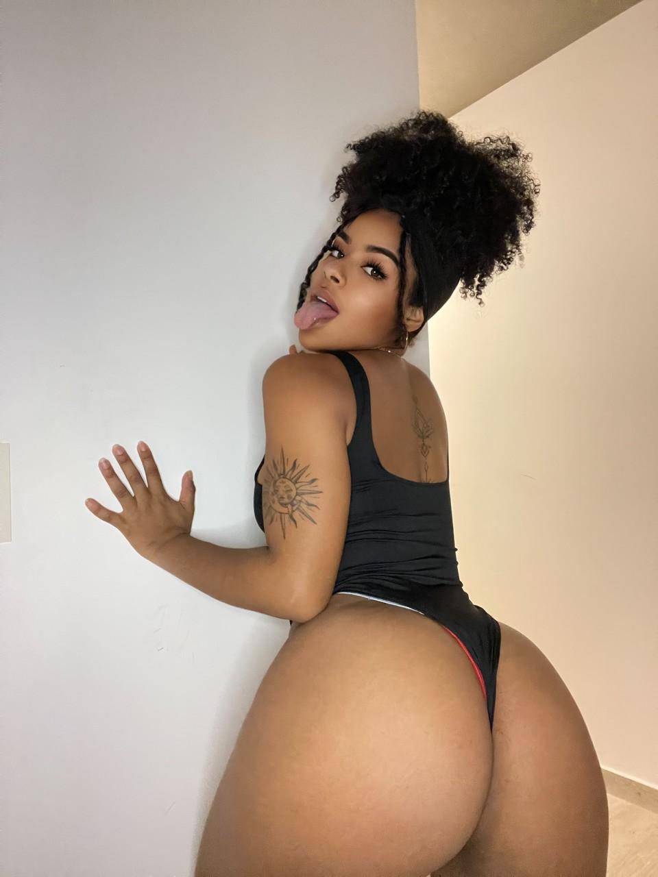 15P Beautiful babe Paola Axo shows her big booty in a sexy lingerie compilation