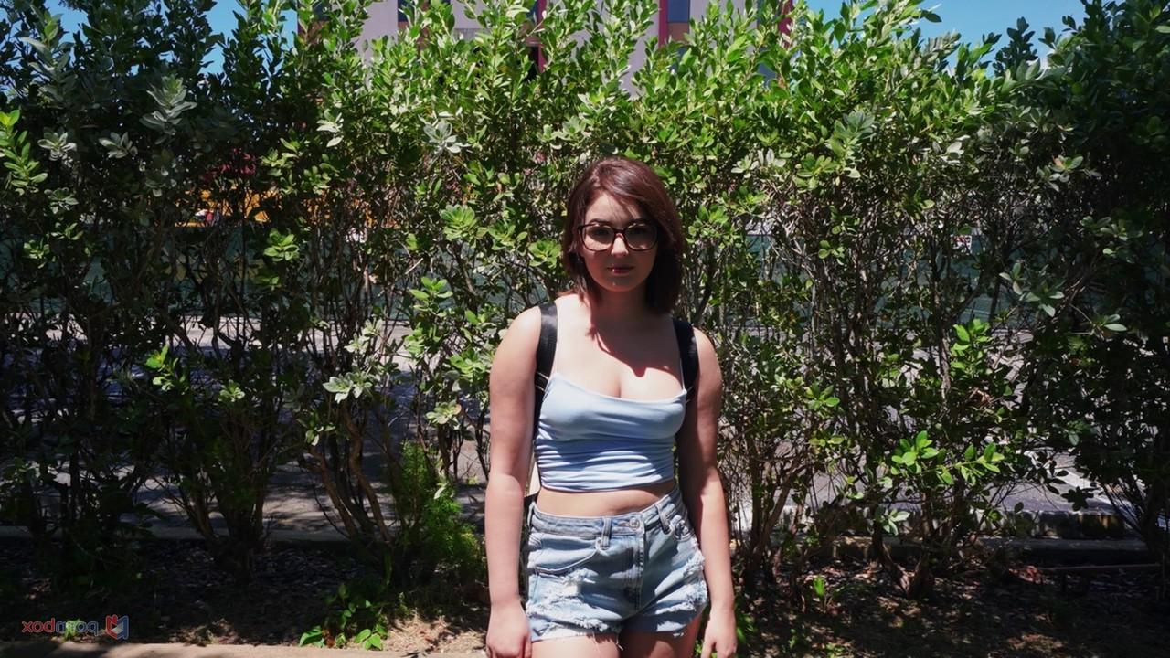 20P A adolescente morena excêntrica Leana Lovings dá a cabeça e leva uma surra em uma van
