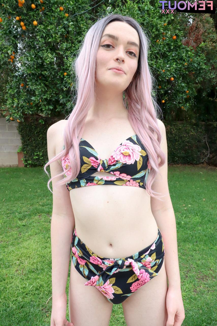 16P Travesti magrinha Natalie Stone mostra seu pau pequeno e brinquedos com seu vibrador anal