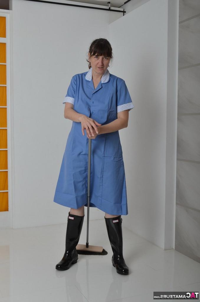 20P Amateur model Hot MILF stands naked in rubbers after doffing cleaning uniform