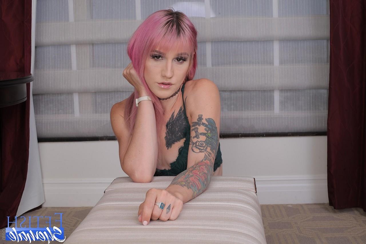 16P Lena Kelly, travesti magrinha de cabelo rosa, dá uma punheta fumegante no ponto de vista