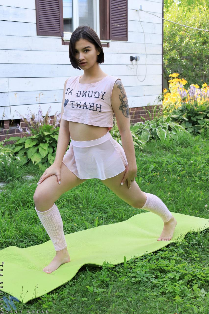 20P La beauté russe Sasha Xray se déshabille dans le jardin et exhibe son gros cul et ses trous.