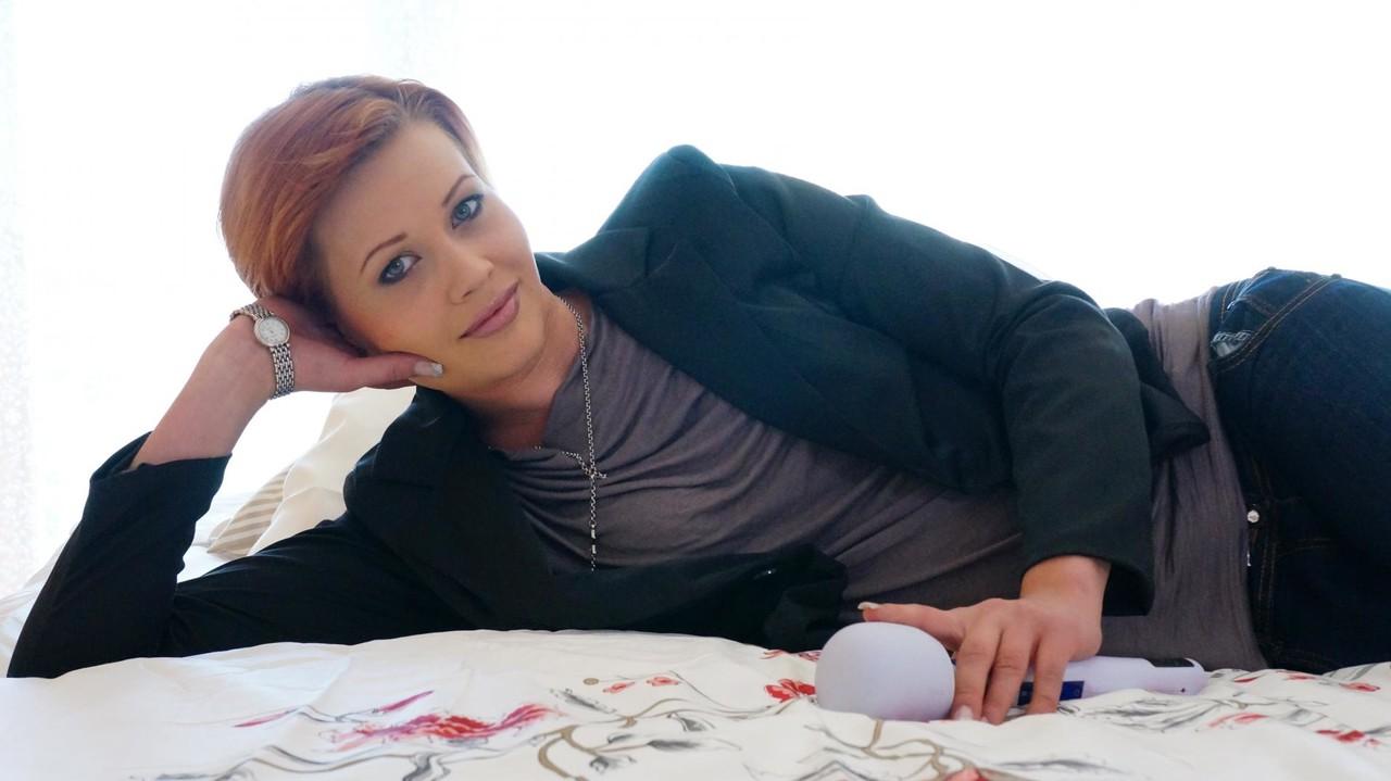 17P Un potente vibrador ayuda a la MILF checa Lucy De Light con el pelo rojo a satisfacer su coño