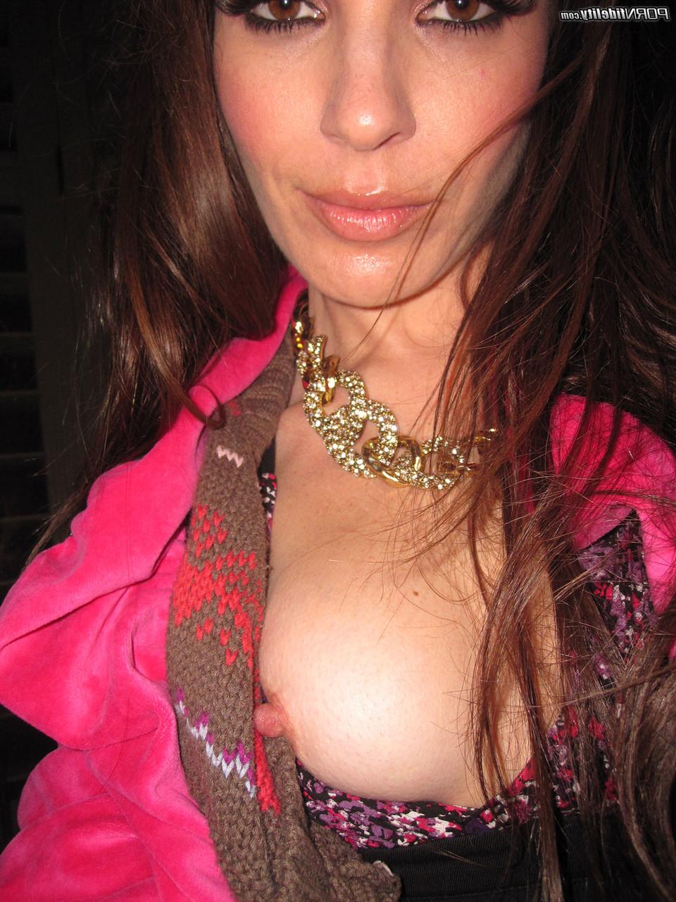 17P La extraña MILF Dana DeArmond juega con su chocho y chupa un gran pene