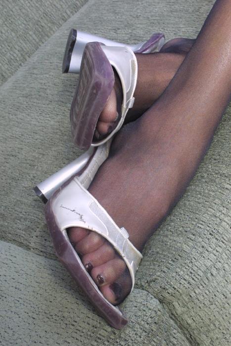 20P A gata sexy Jade exibe seus pés e peitos grandes enquanto posa em meia-calça
