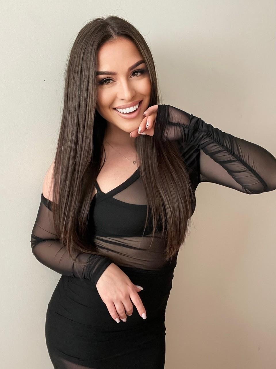 15P Das schöne brünette Babe Polina Volkova entblößt ihre großen Titten und streichelt sie