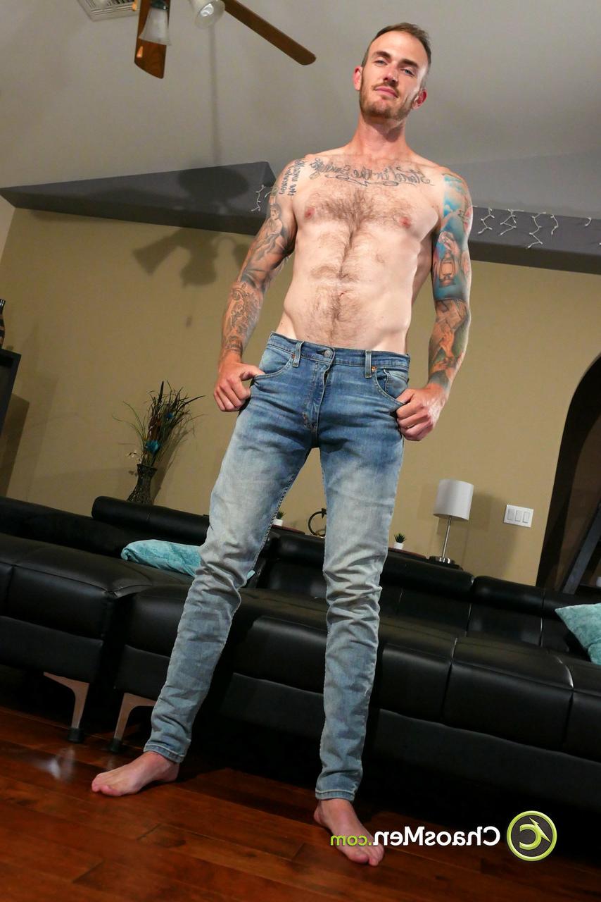 20P El semental tatuado Christian Wilde muestra su gran polla y se masturba