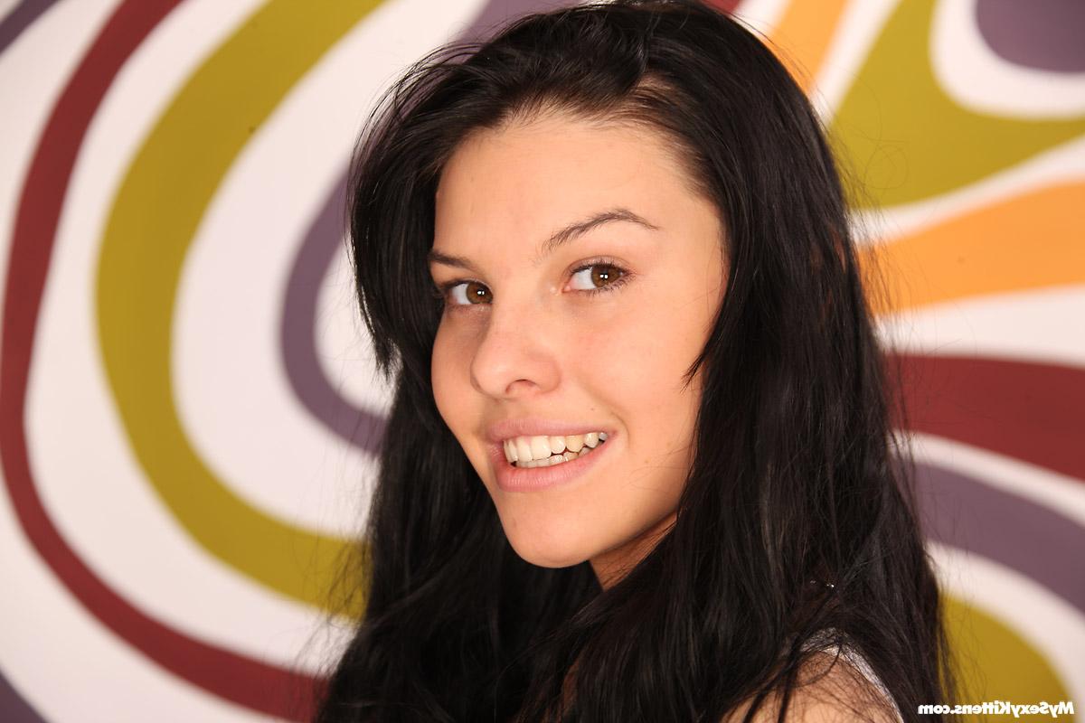 14P Bela adolescente dildos seu fragmento de conversa com tesão em tênis e meias
