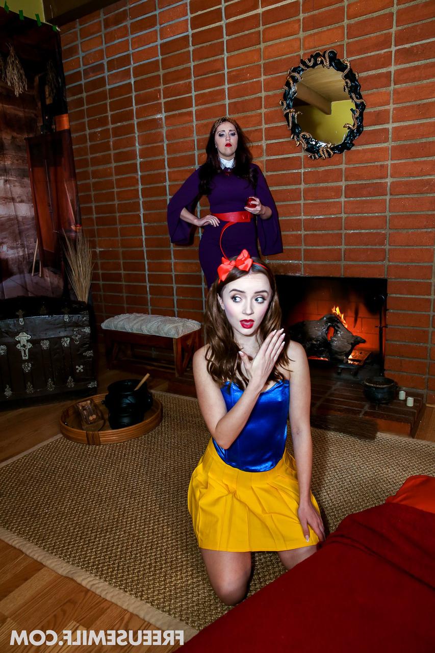 20P PAWGs Nickey Huntsman e Maria Kazi transando em um trio selvagem de Halloween