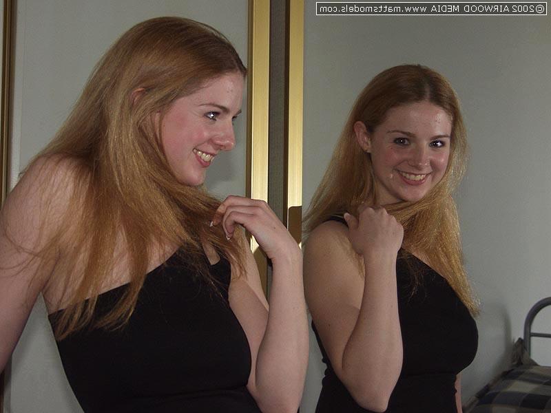 16P Das Amateurmädchen Heidi bewundert ihre großen natürlichen Vorzüge im Spiegel, während sie sich auszieht