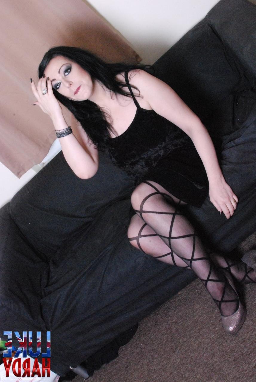 20P La sexy ninfómana de pelo negro Harley Sin se frota el coño con medias de nailon sexy y transparente