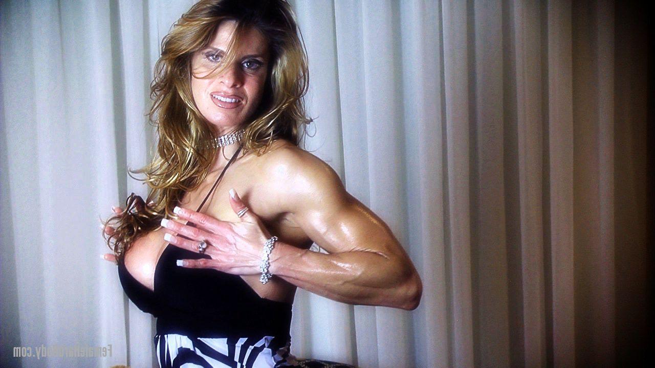 20P A fisiculturista Anna Cervantes brinca com seus peitos grandes enquanto mostra seus músculos