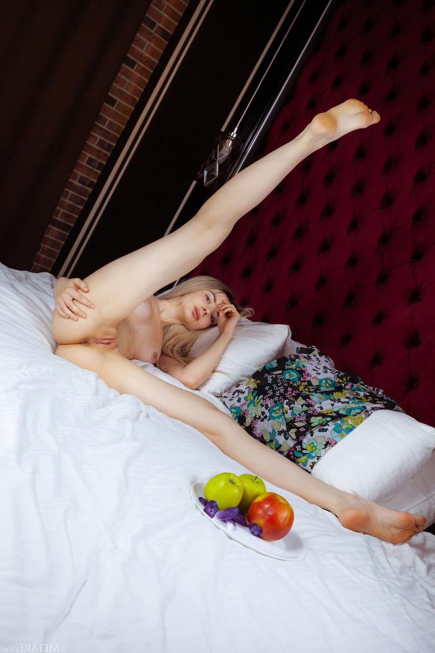 20P La jeune glamour Francesca Rose se déshabille et montre ses fesses et sa chatte chauve.