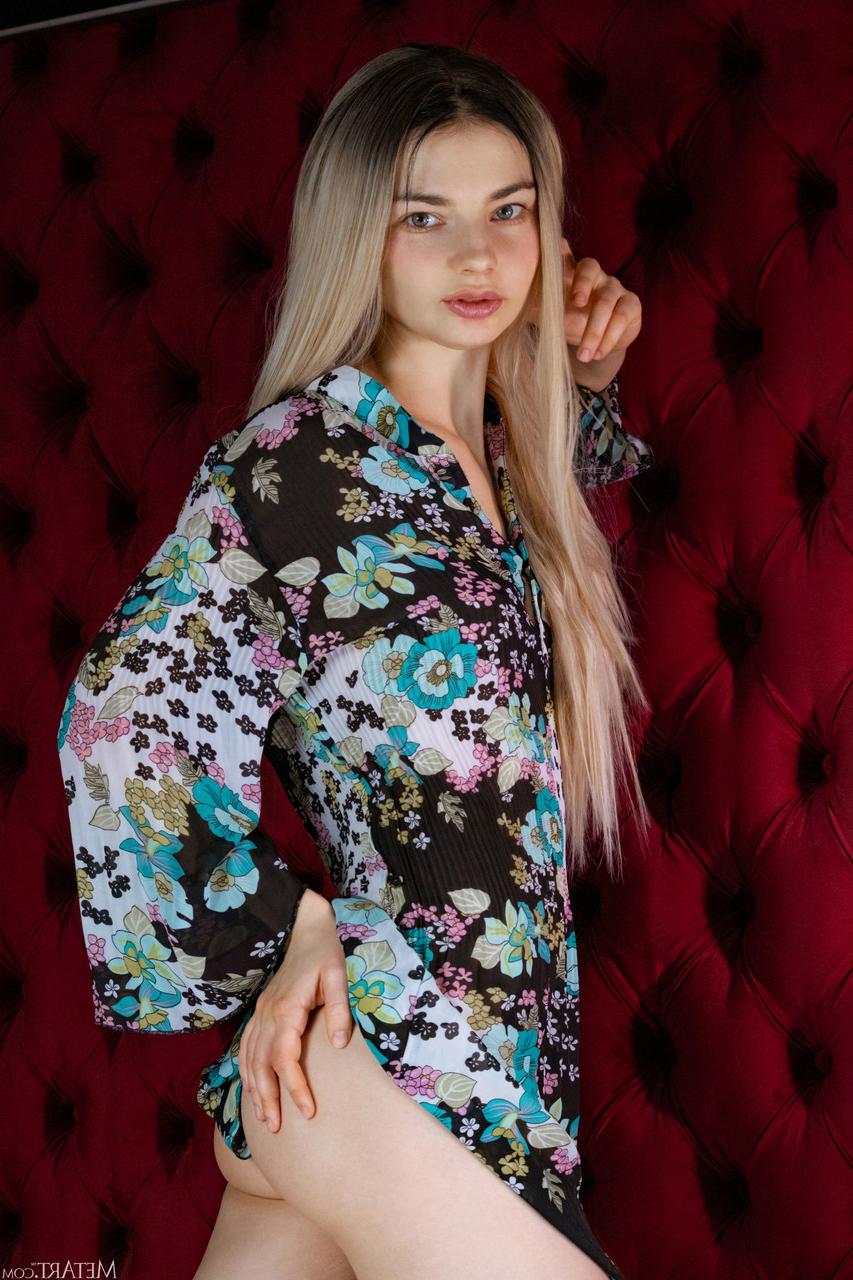 20P La jeune glamour Francesca Rose se déshabille et montre ses fesses et sa chatte chauve.