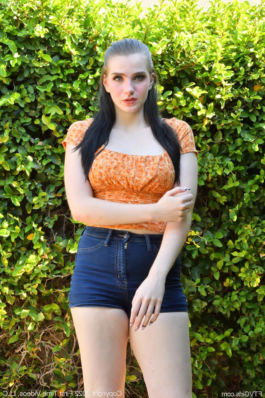 20P Das ganz natürliche Amateur-Babe Emma enthüllt ihre Kurven und ihre Muschi im Freien