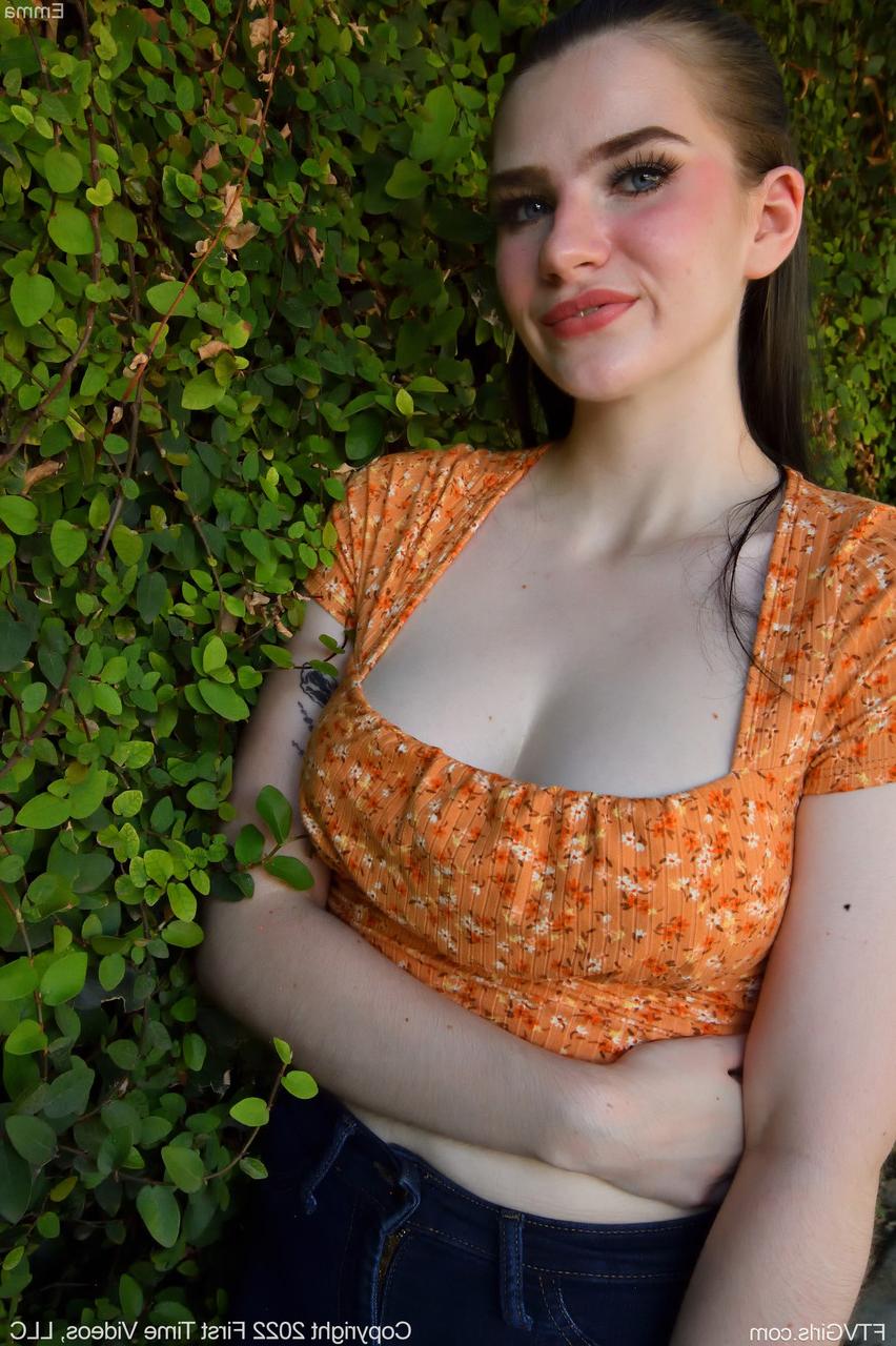 20P Das ganz natürliche Amateur-Babe Emma enthüllt ihre Kurven und ihre Muschi im Freien