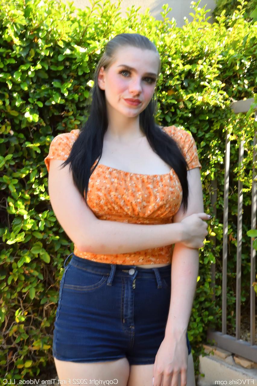20P Das ganz natürliche Amateur-Babe Emma enthüllt ihre Kurven und ihre Muschi im Freien