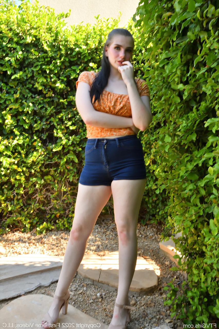20P Das ganz natürliche Amateur-Babe Emma enthüllt ihre Kurven und ihre Muschi im Freien