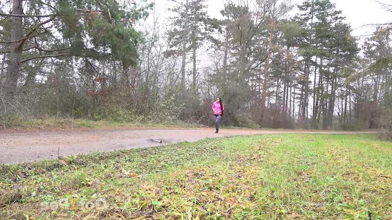 15P Lara Fox, une fille blanche, baisse ses leggings pour faire pipi sur une route rurale.