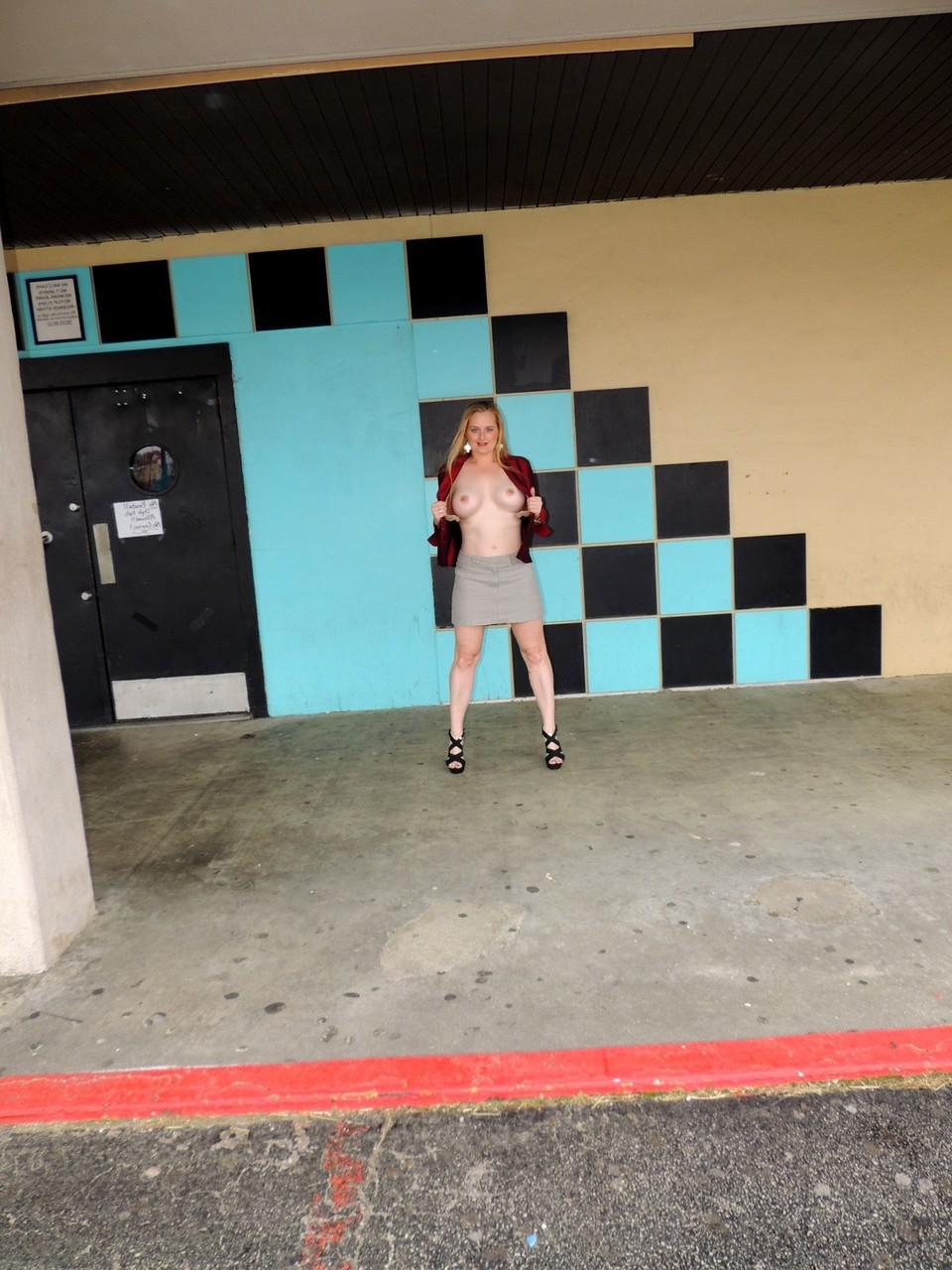 11P Garota amadora pisca em um estacionamento antes de chupar um pau negro em um veículo