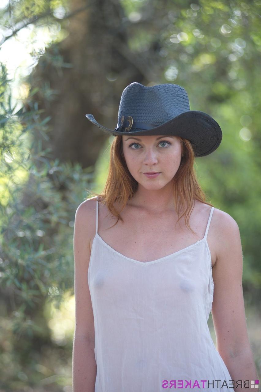 12P La campesina Elen Moore se quita el sombrero de vaquera y el camisón para posar desnuda al aire libre
