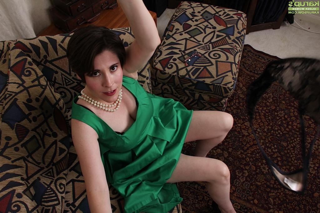 16P Sadie jones, ama de casa de pelo corto, mostrando ropa interior bajo la falda