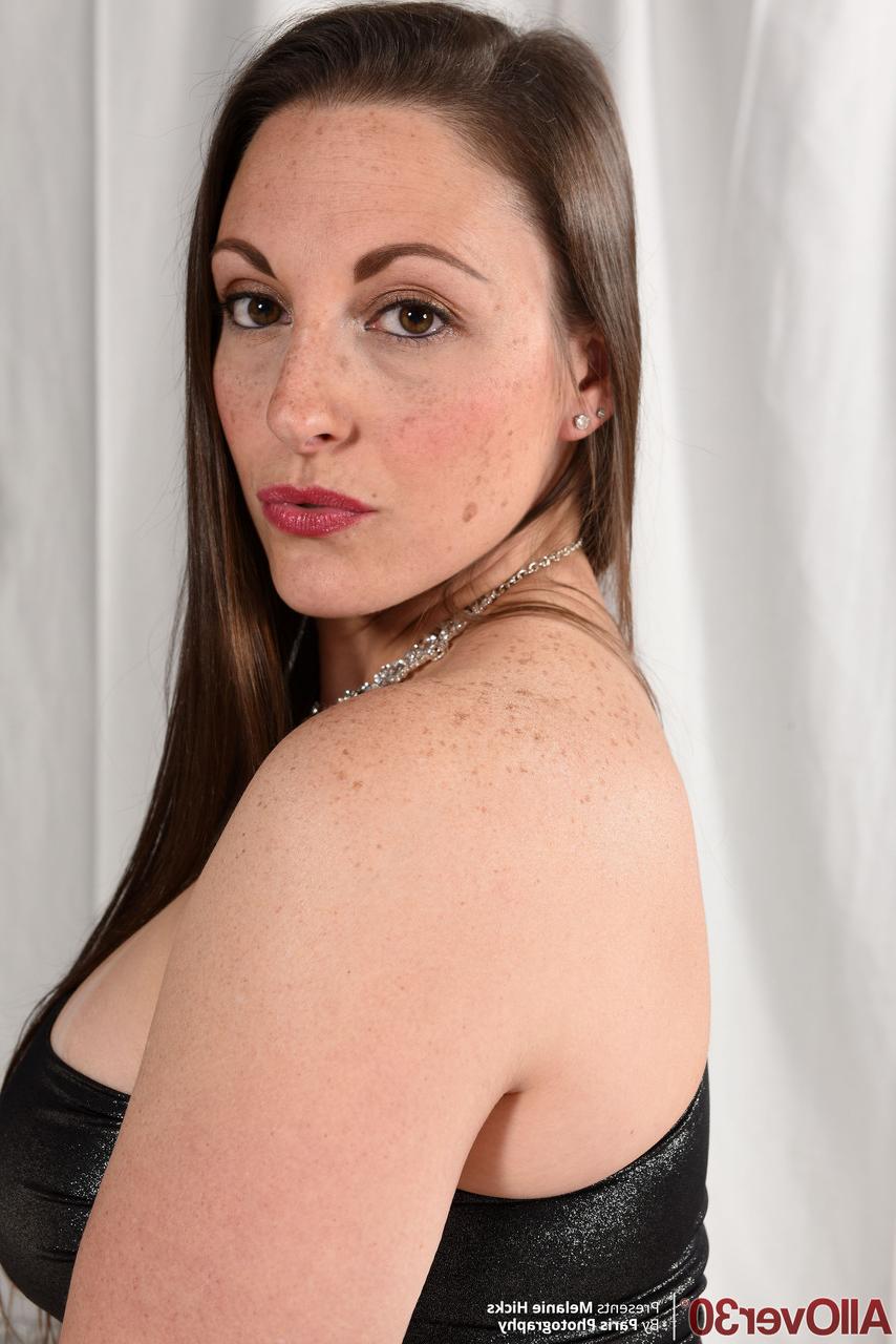 20P MILF Melanie Hicks perde o vestido e a calcinha de couro para mostrar suas curvas