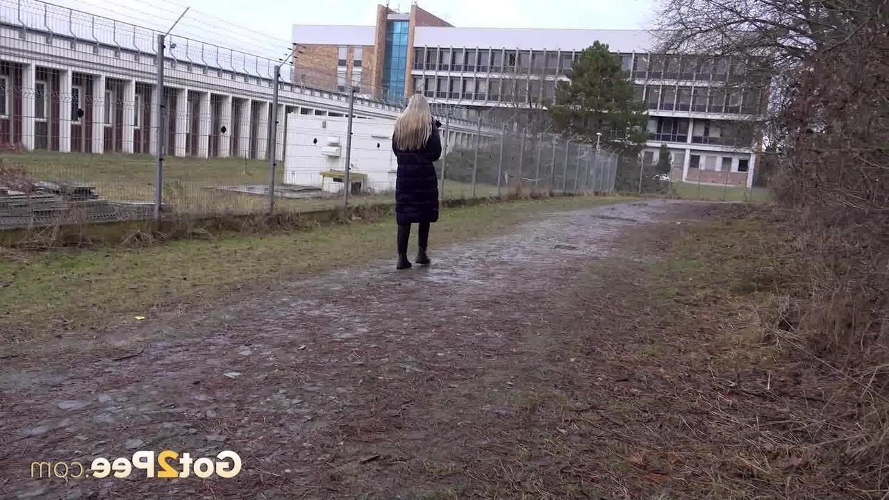 15P A loira Bianca se encosta em uma árvore enquanto mija em público