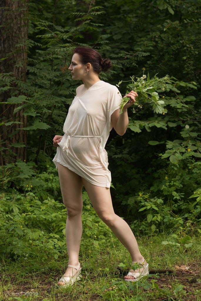 16P Lisa Musa, rousse et maigre, se déshabille près d'un étang.