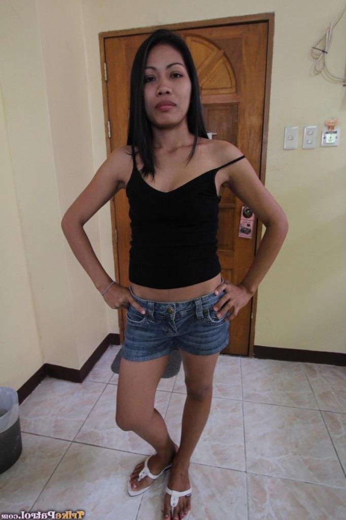 17P Schlankes Filipina-Mädchen zieht Jeansshorts aus, um ihr Debüt als Aktmodel zu geben