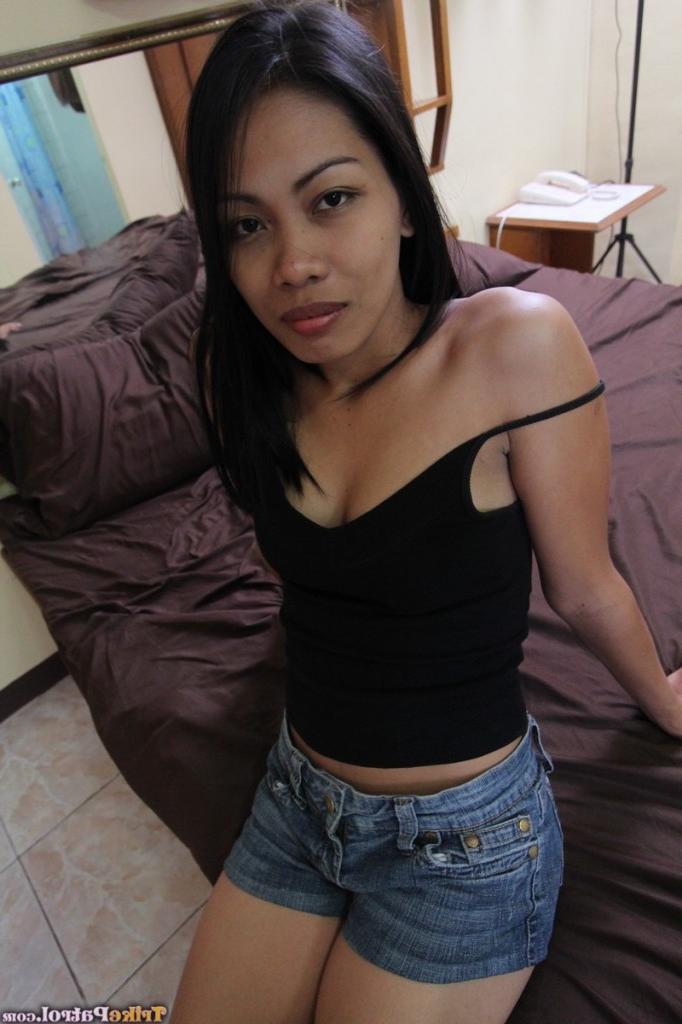 17P Schlankes Filipina-Mädchen zieht Jeansshorts aus, um ihr Debüt als Aktmodel zu geben