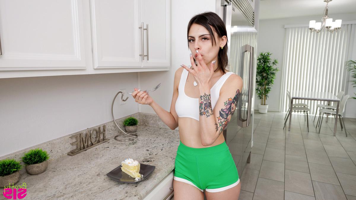 16P Petite adolescente Angel Windell dá um boquete bagunçado antes do POV foder
