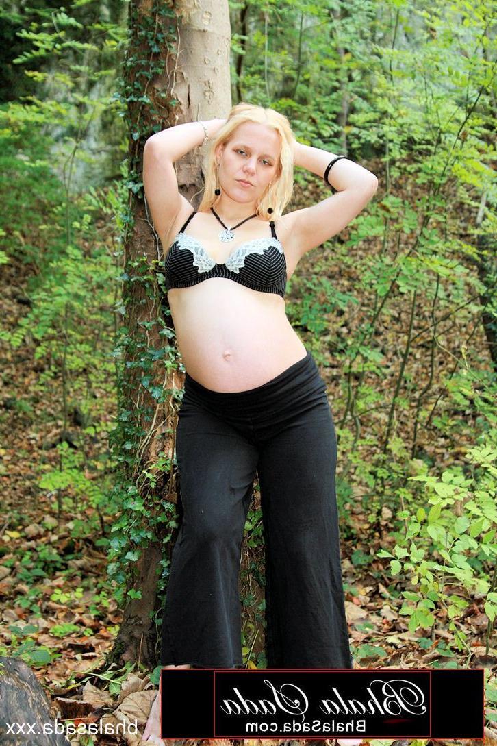 15P Mulher loira grávida sacanagem tira a roupa íntima na floresta