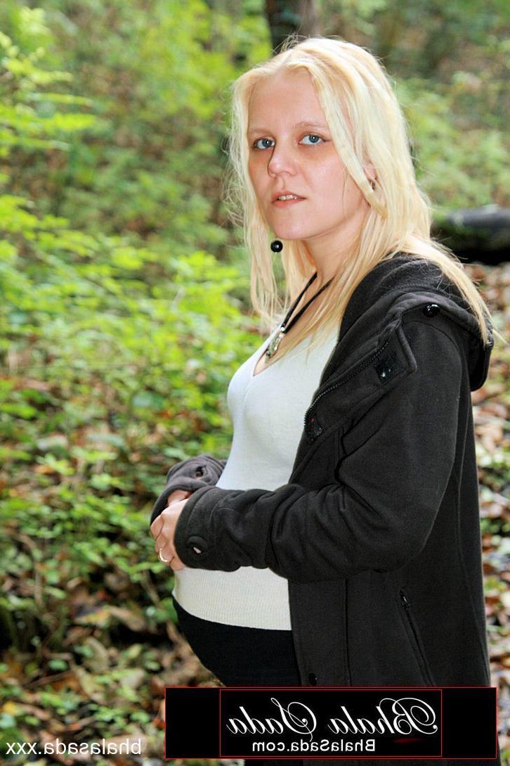 15P Mulher loira grávida sacanagem tira a roupa íntima na floresta