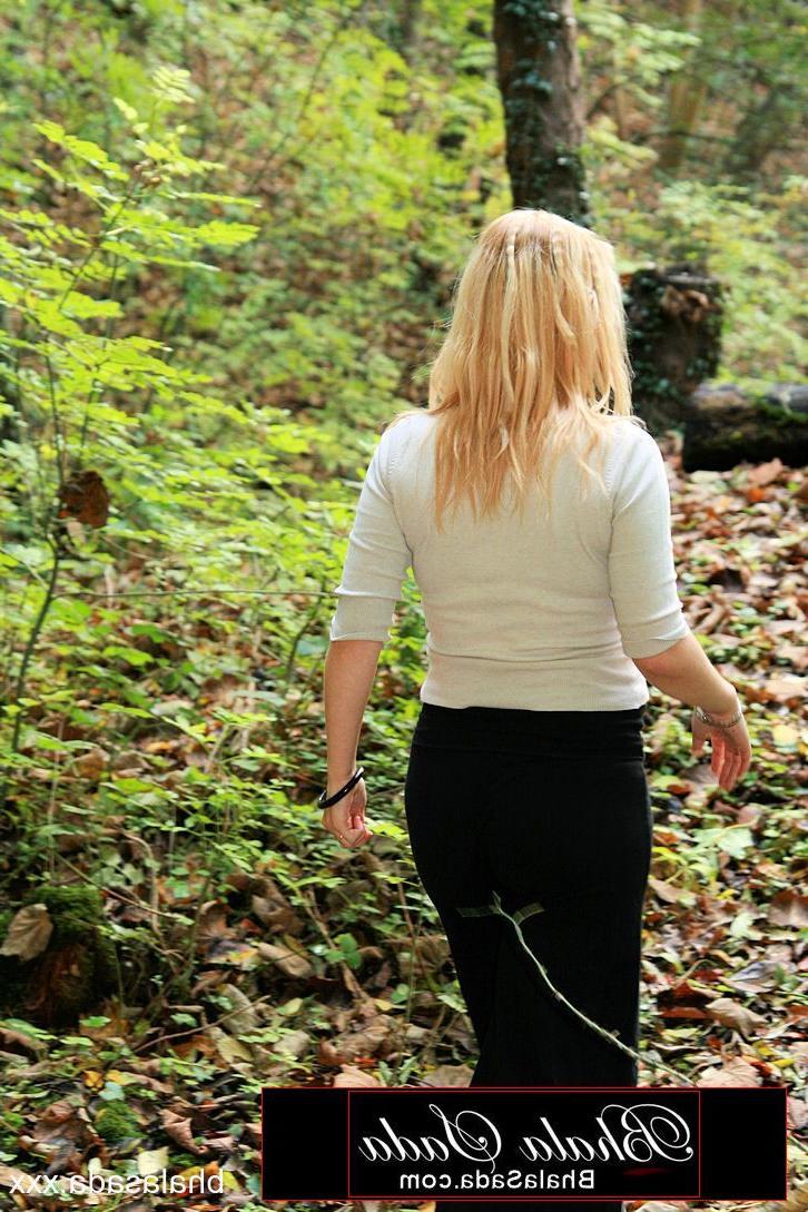 15P Mulher loira grávida sacanagem tira a roupa íntima na floresta
