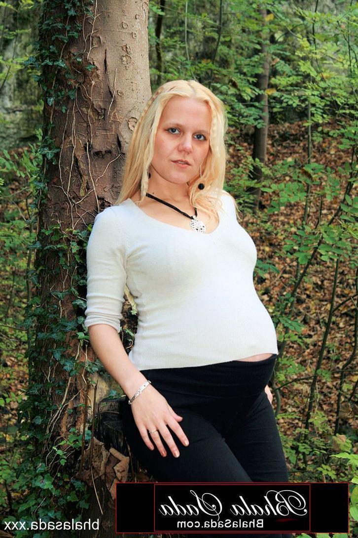 15P Mulher loira grávida sacanagem tira a roupa íntima na floresta