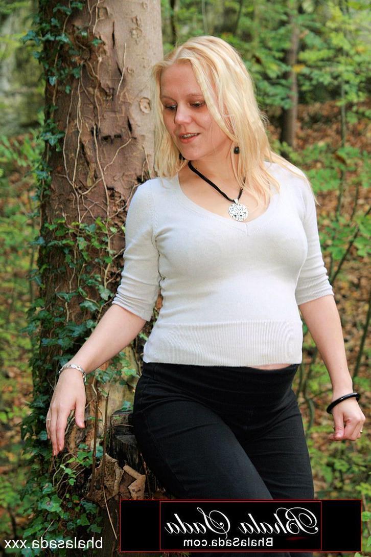15P Mulher loira grávida sacanagem tira a roupa íntima na floresta