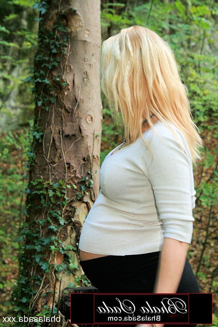 15P Mulher loira grávida sacanagem tira a roupa íntima na floresta