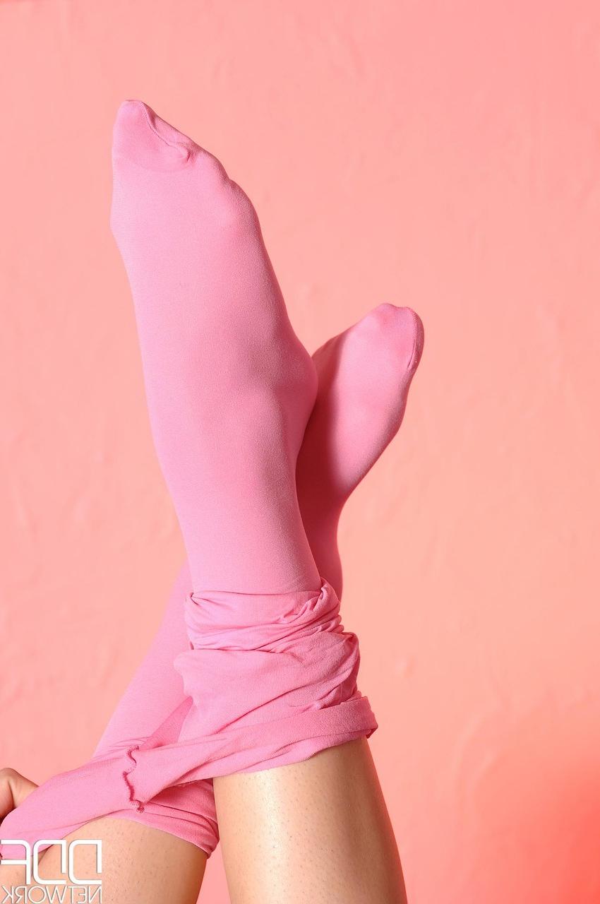 20P La rusa Henessy se quita las pantimedias rosas y se chupa los dedos de los pies