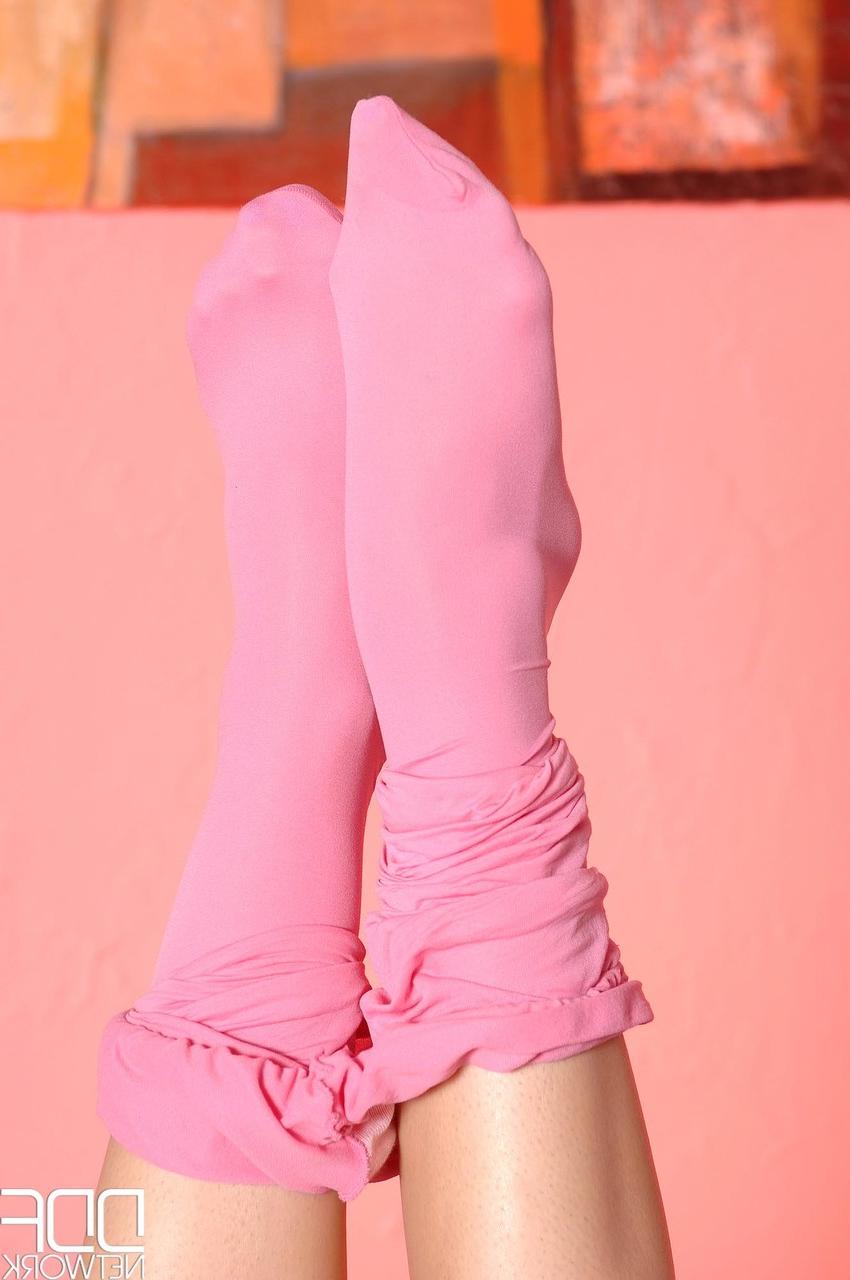 20P La rusa Henessy se quita las pantimedias rosas y se chupa los dedos de los pies